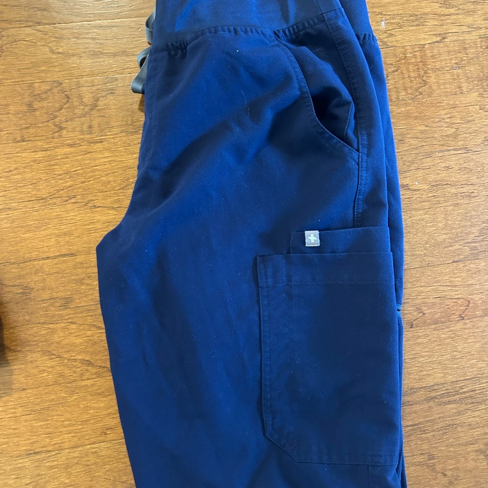 FIGS Navy scrub set - Picture 3 of 3